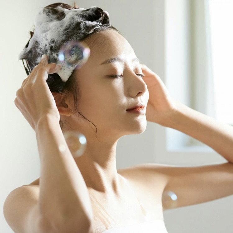 Gội đầu với dầu gội